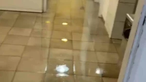 הזול עולה ביוקר: כך חברת ניהול לבניין הפכה כתם חלודה קטן לאסון פיננסי אדיר